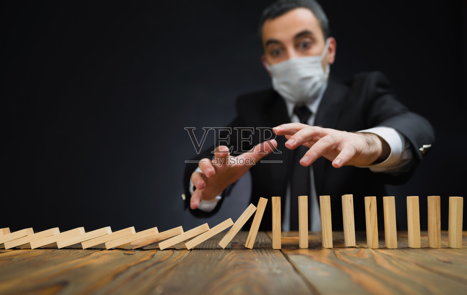 保护资产免受多米诺效应的影响。大流行时期的止损概念。照片摄影图片