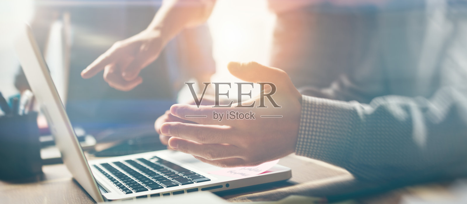 启动团队讨论新项目。团队的头脑风暴。桌上放着笔记本电脑和文件。电影效果，模糊的背景，镜头光晕效果照片摄影图片