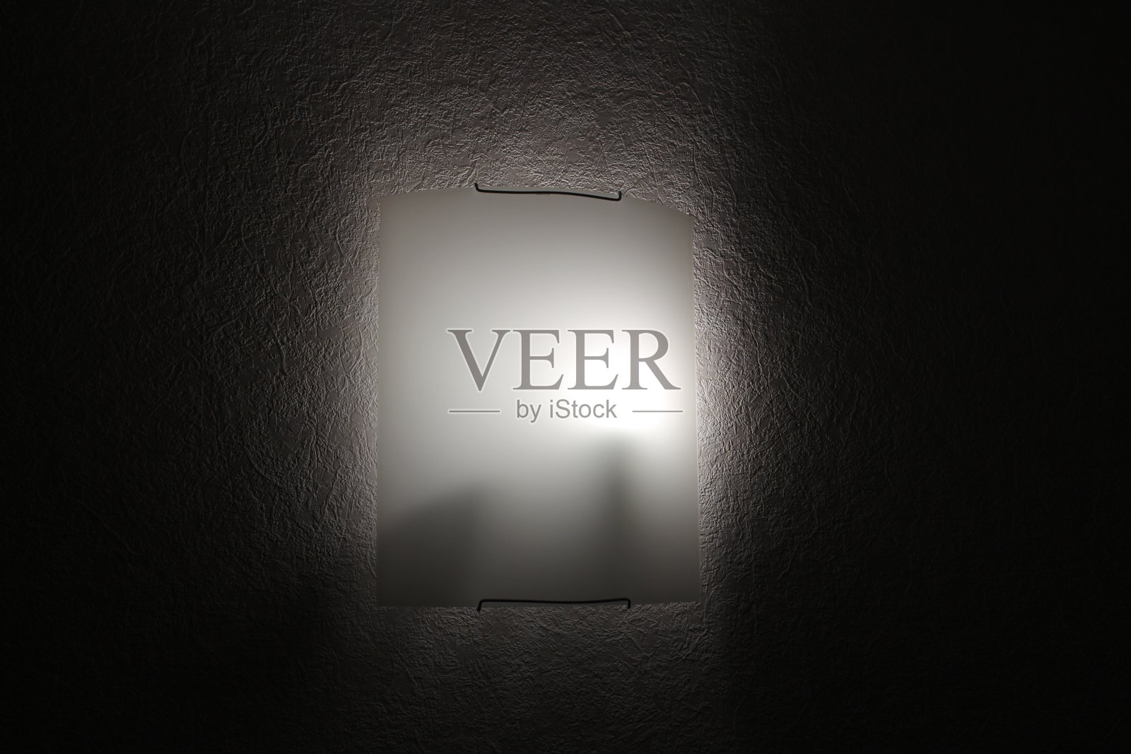 方形的现代灯具在室内的墙上挂在房间里照片摄影图片