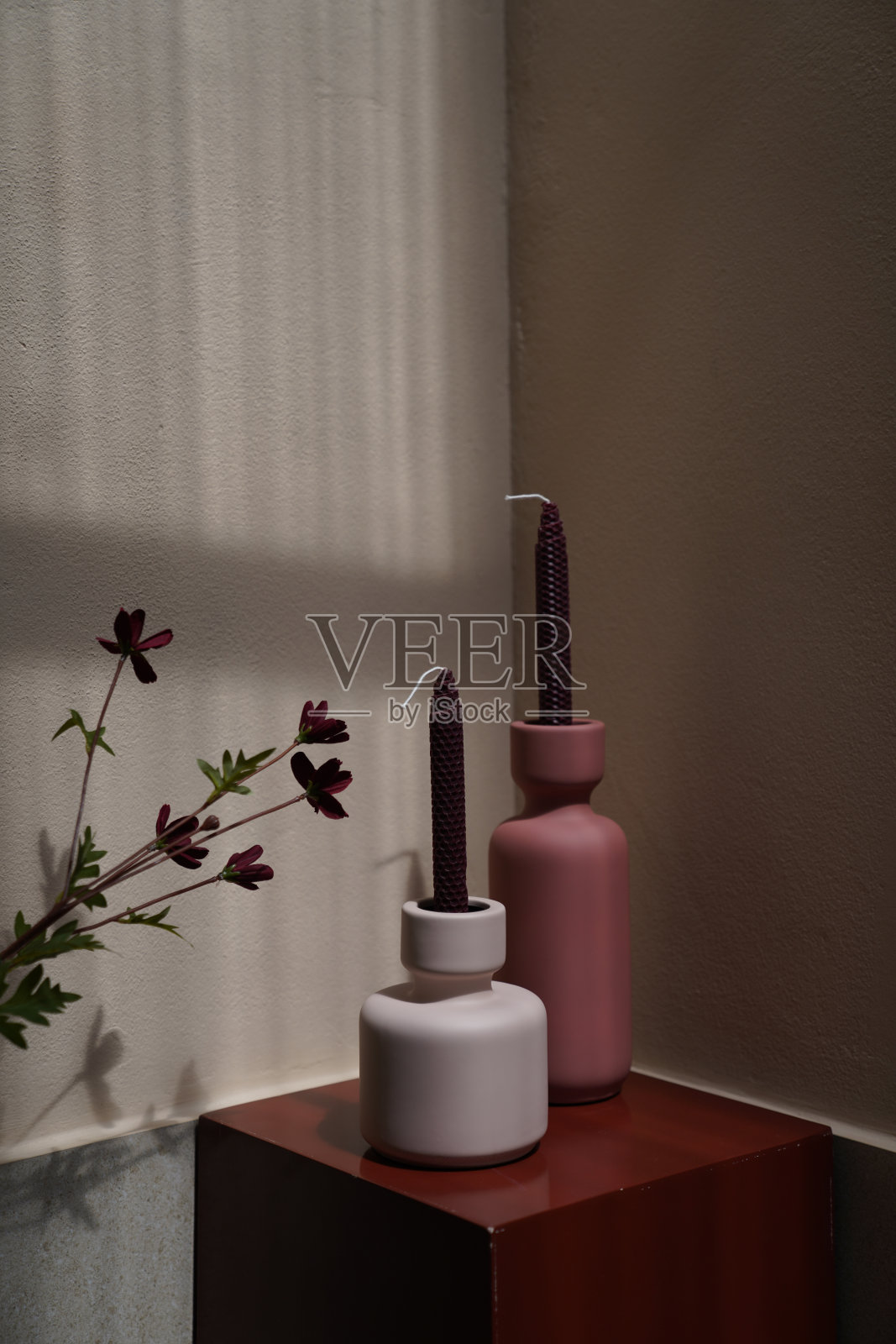 红色领奖台上带有红色天鹅绒蜡烛的陶土花瓶照片摄影图片