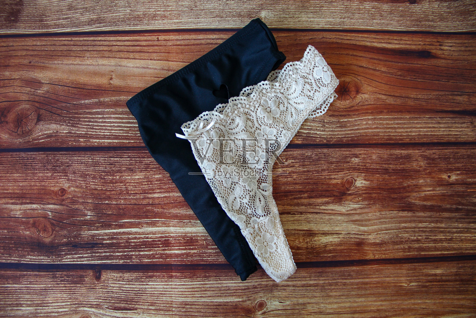 卷起蕾丝性感内裤在一个木制背景与copyspace照片摄影图片