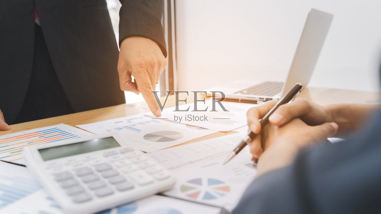 商务财务小组会议讨论销售业绩。照片摄影图片