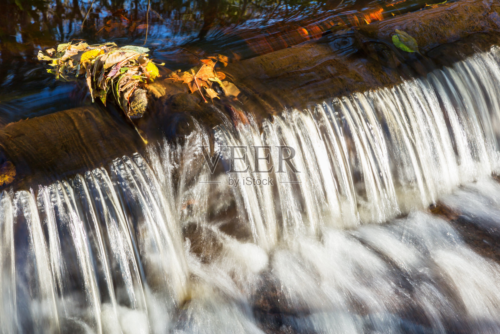 小溪中的流水照片摄影图片