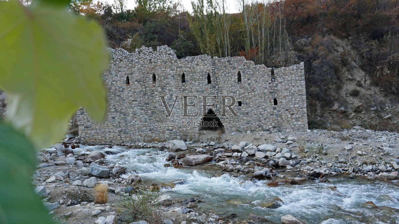 绿色的草和石头堡垒照片摄影图片