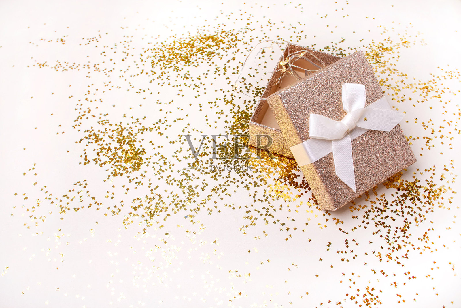 礼品金盒和金色装饰星星在白色的背景照片摄影图片