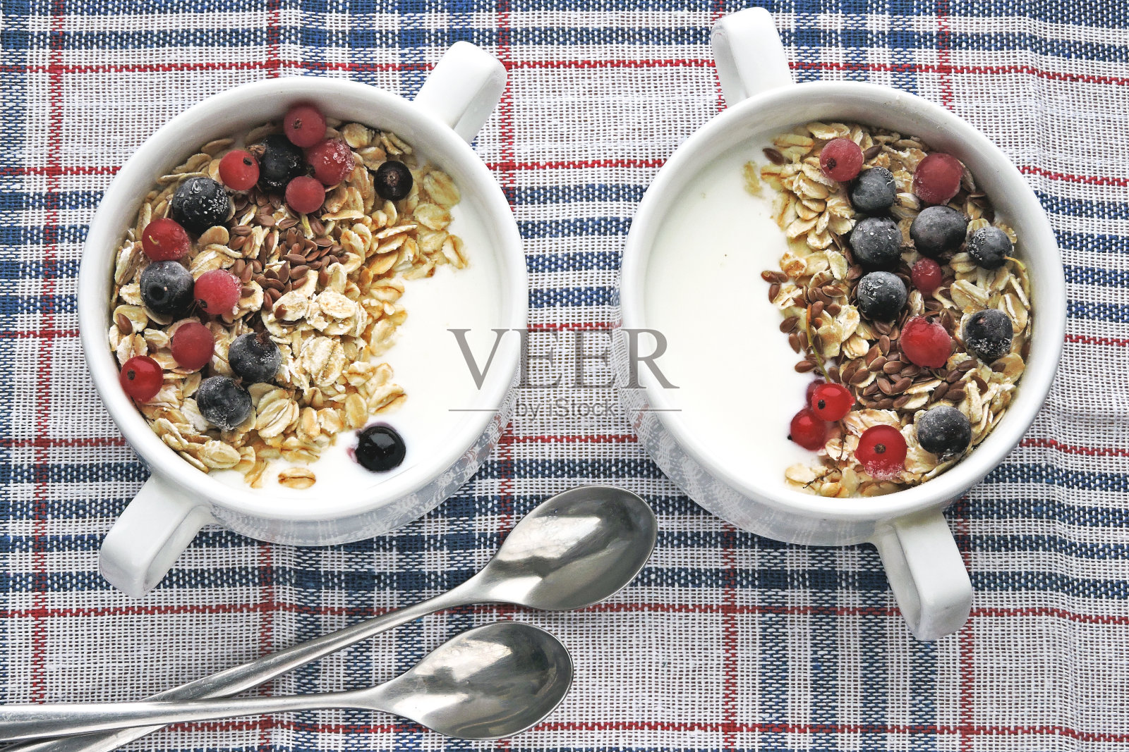 健康早餐，酸奶或开菲尔，燕麦，浆果和种子。照片摄影图片