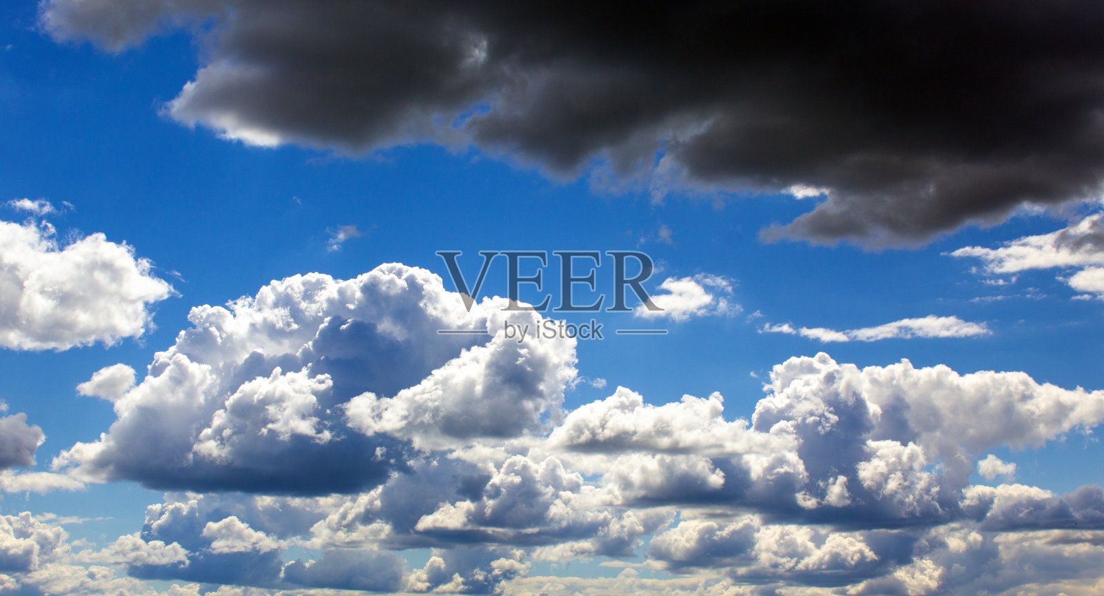 有云有日的天空。美丽的背景，复制空间。照片摄影图片