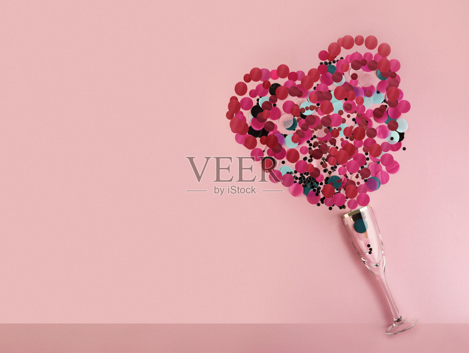 香槟笛子洒出五彩纸屑制作心形照片摄影图片