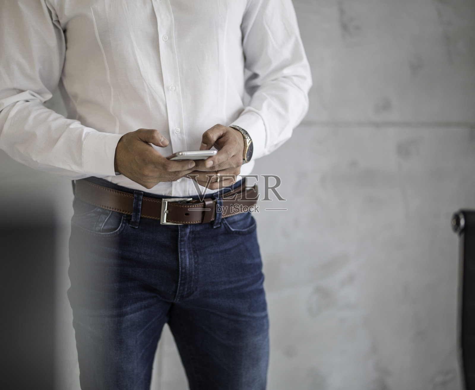 商人用手机建立商业联系，特写细节照片摄影图片