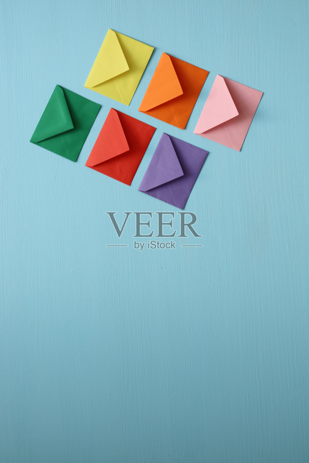 特写的彩色信封上的蓝色背景照片摄影图片