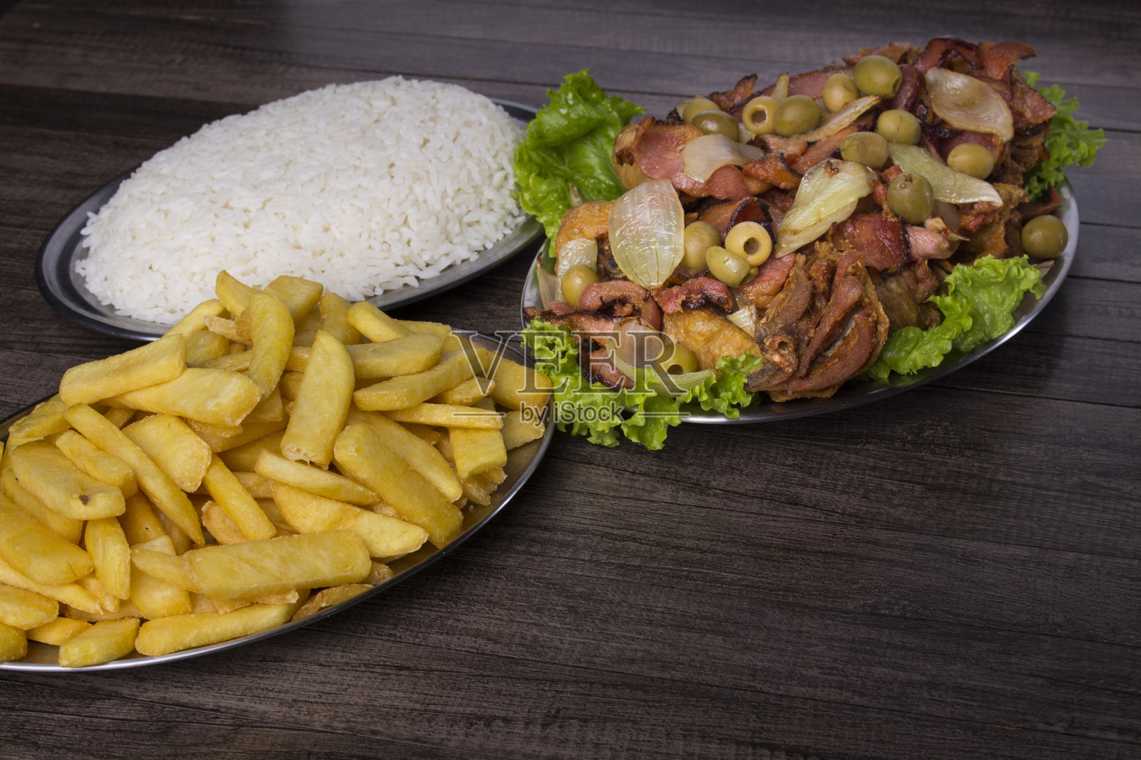 美味的组合乡村炸鸡与乡村洋葱和培根，辅以炸薯条和白米饭。在左下方留出文字空间拍照。照片摄影图片