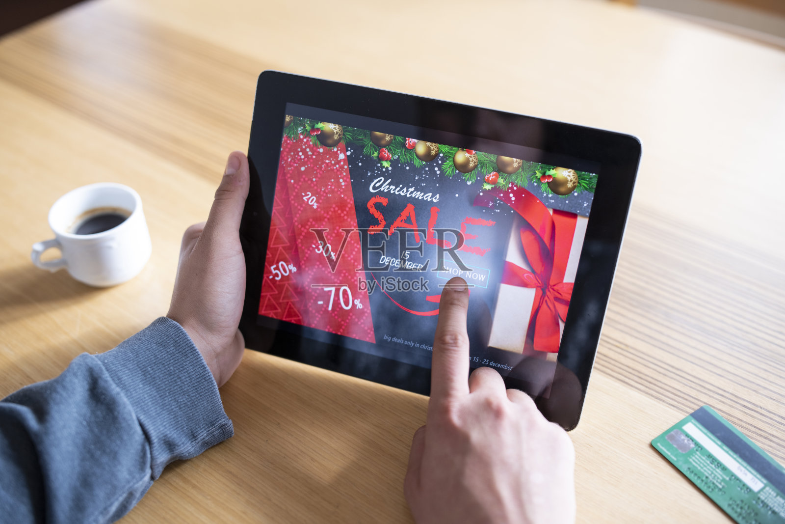 一个女人在圣诞节网上购物。照片摄影图片