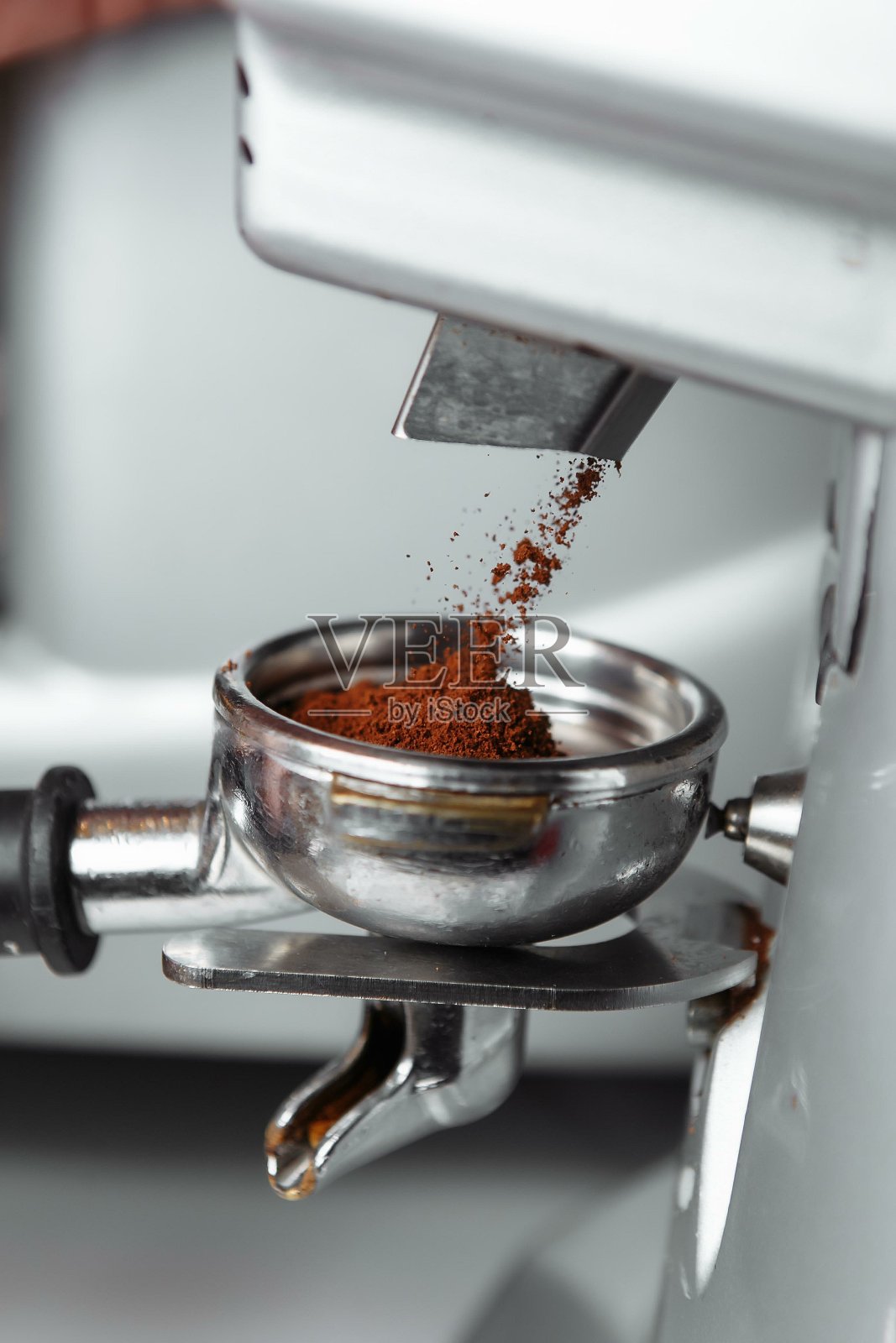 咖啡研磨机研磨新鲜烘焙的咖啡豆成粉照片摄影图片