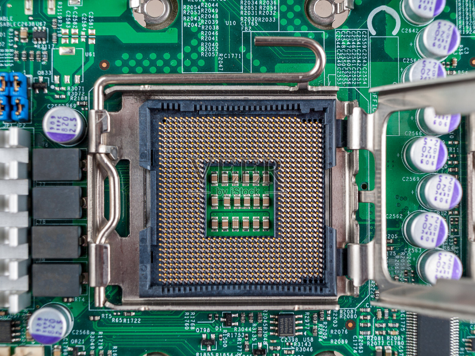 CPU连接器在电路板主板上用压力接点连接一个硅微处理器，在计算机组装时选择CPU，计算机照片摄影图片
