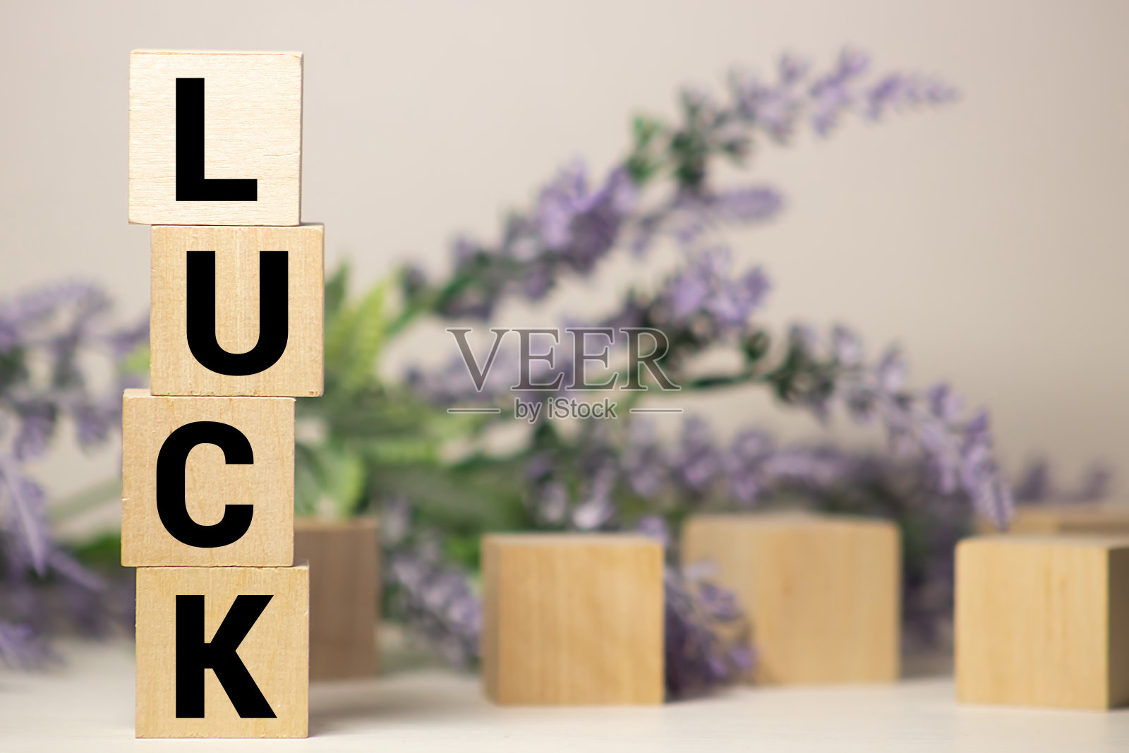 字母块在单词运气木背景上照片摄影图片