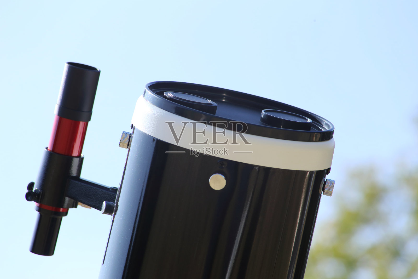 牛顿的反射望远镜。准备观察。用目镜调焦望远镜。照片摄影图片