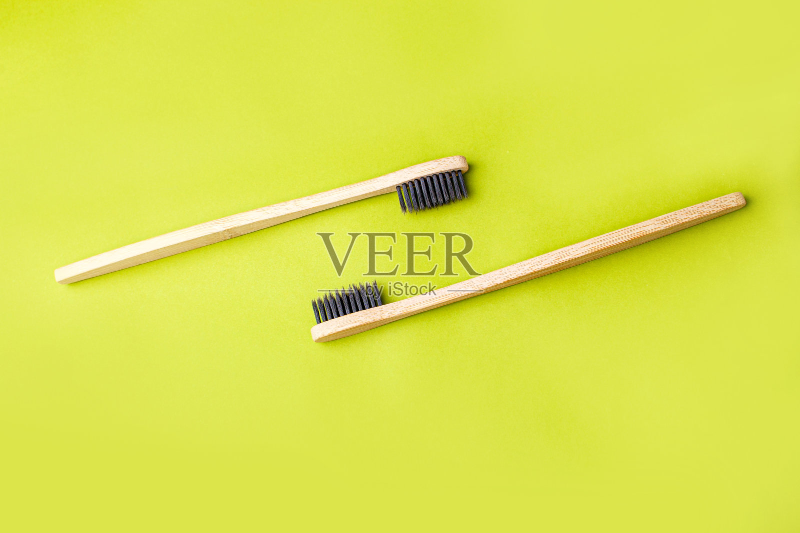 绿色背景上的两把牙刷。“零浪费”。拯救地球照片摄影图片