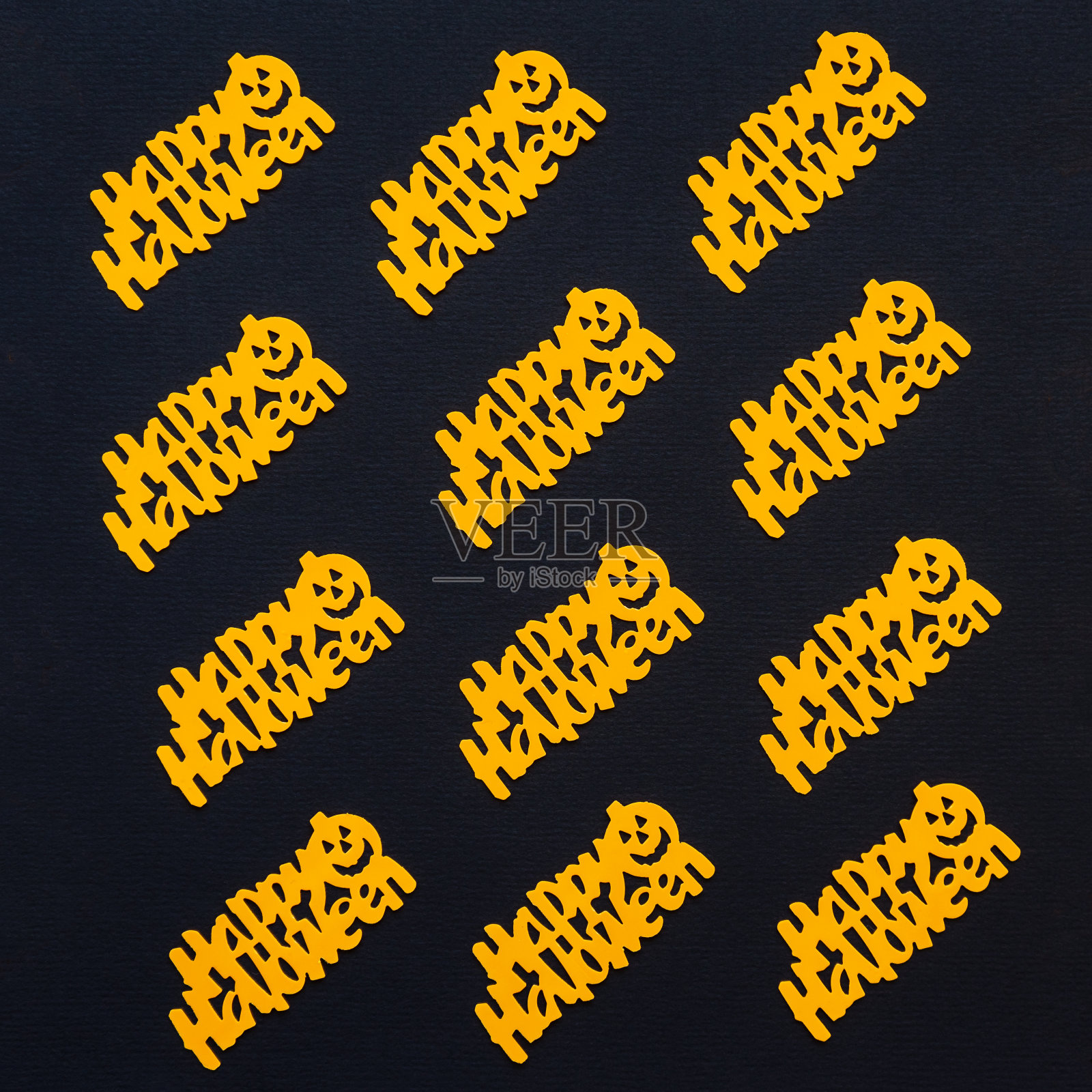 万圣节的背景。橙色的五彩纸屑与文字万圣节快乐和南瓜在黑色的纸背景。贺卡，万圣节节日的节日背景。平躺，俯视图照片摄影图片