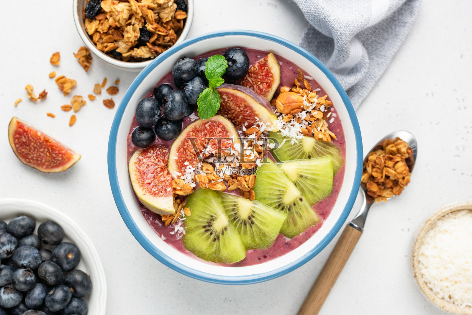 巴西莓奶昔碗和超级食物照片摄影图片