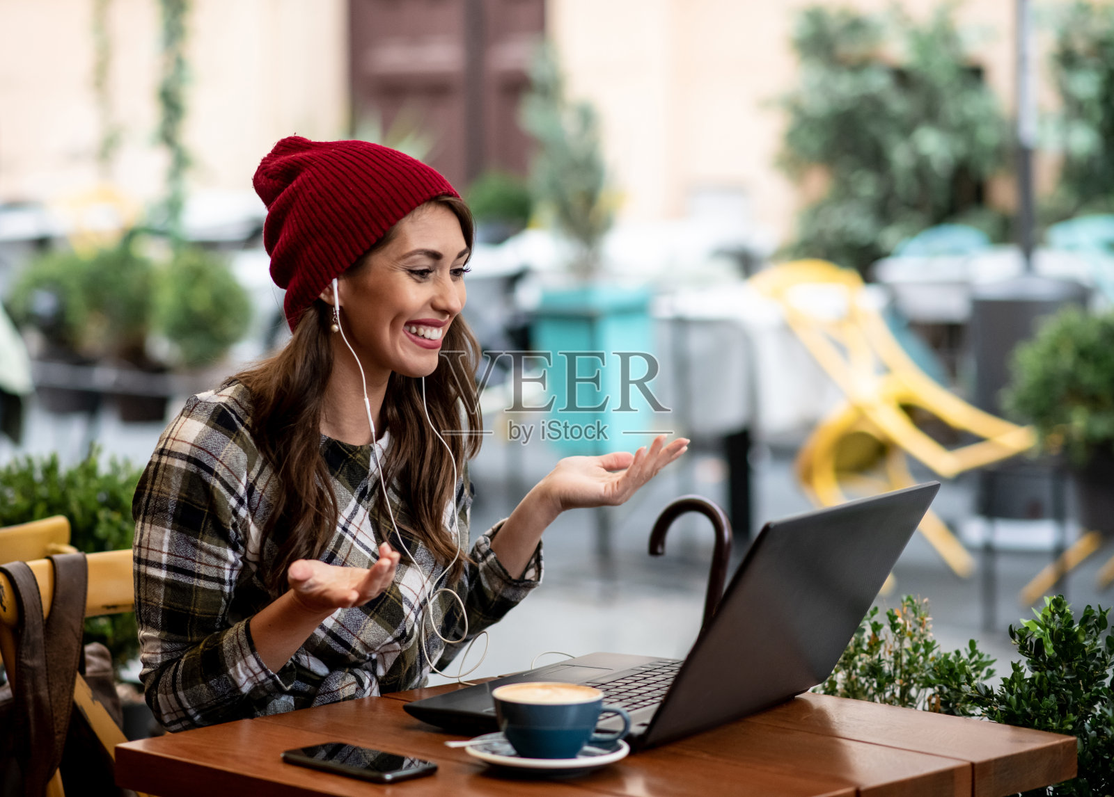 年轻时髦的女孩在咖啡店聊天照片摄影图片