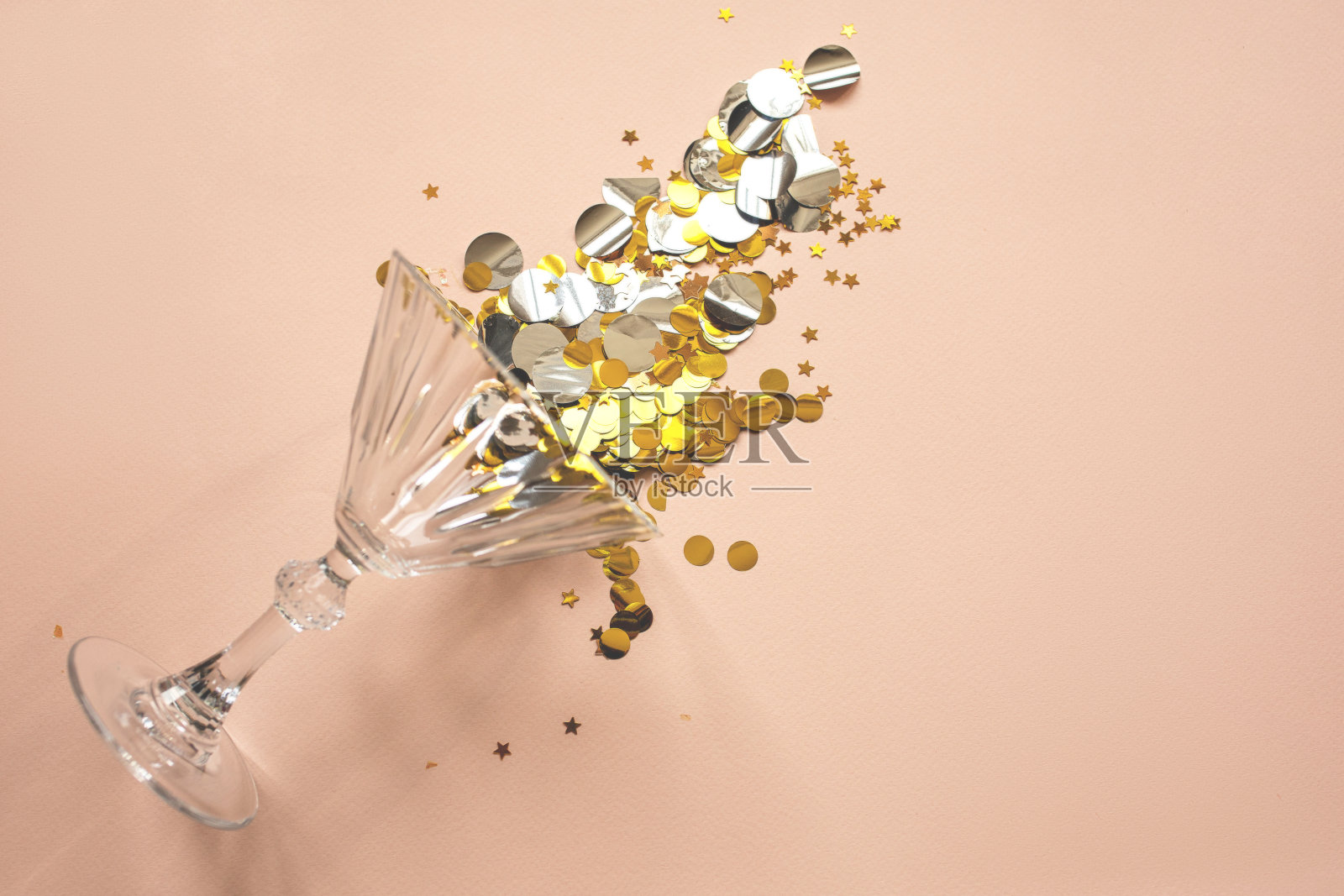 金色的酒杯照片摄影图片