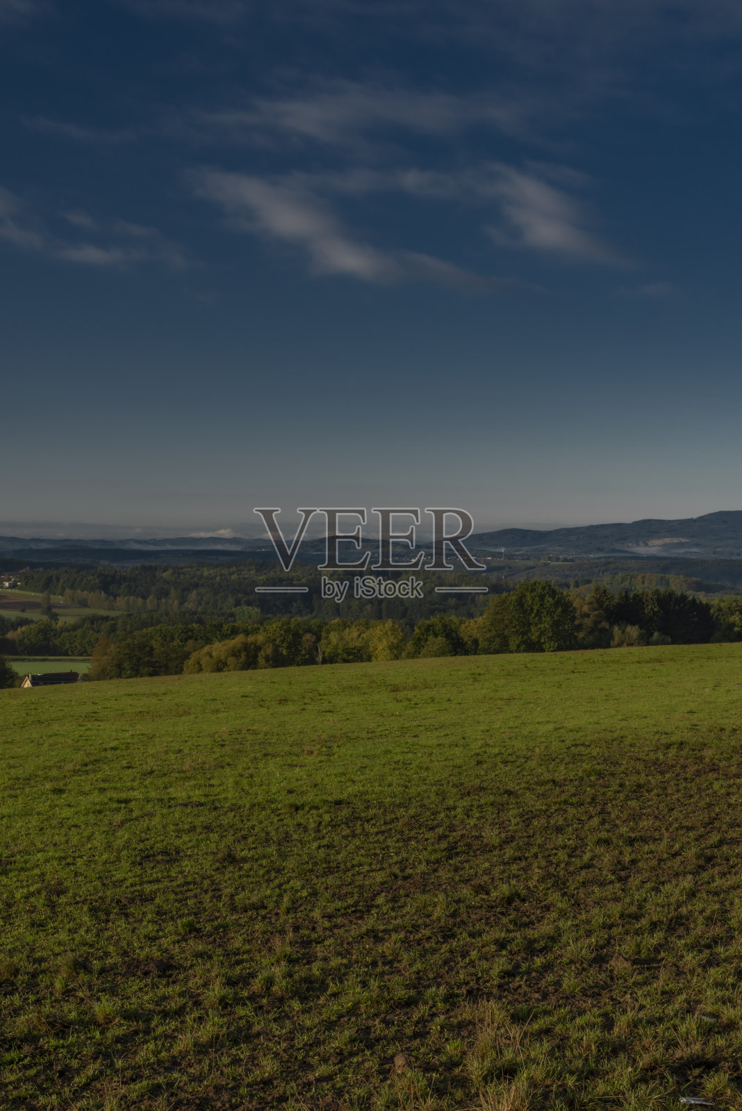 日出时间靠近泽斯克布德约维西市在秋天的颜色早晨照片摄影图片