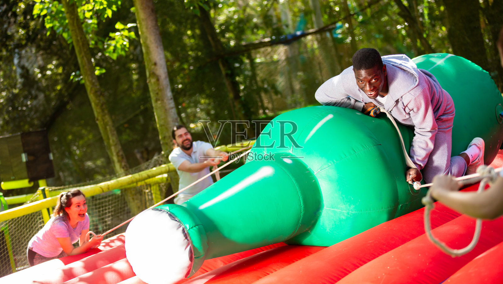 被一个巨大的充气瓶子吸引——非裔美国人试图不从她身上掉下来照片摄影图片