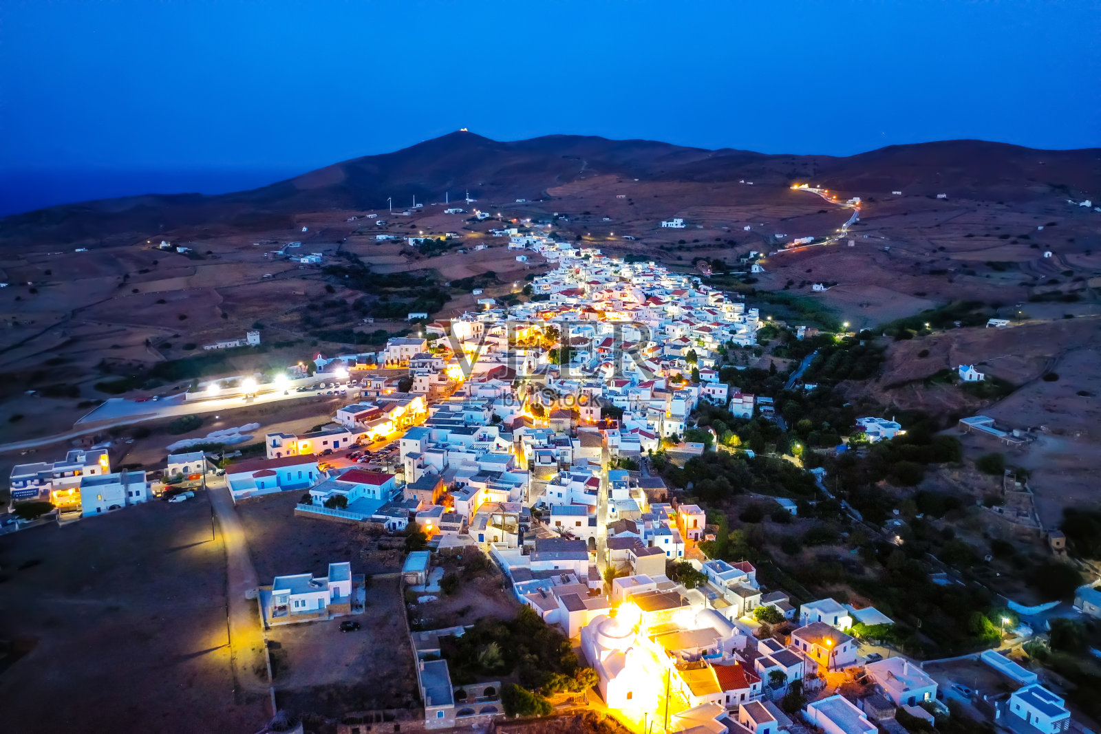 基思诺斯岛，镇，乔拉，梅里哈斯，科洛纳和卢特拉在基克拉迪斯，爱琴海黄昏的空中全景照片照片摄影图片