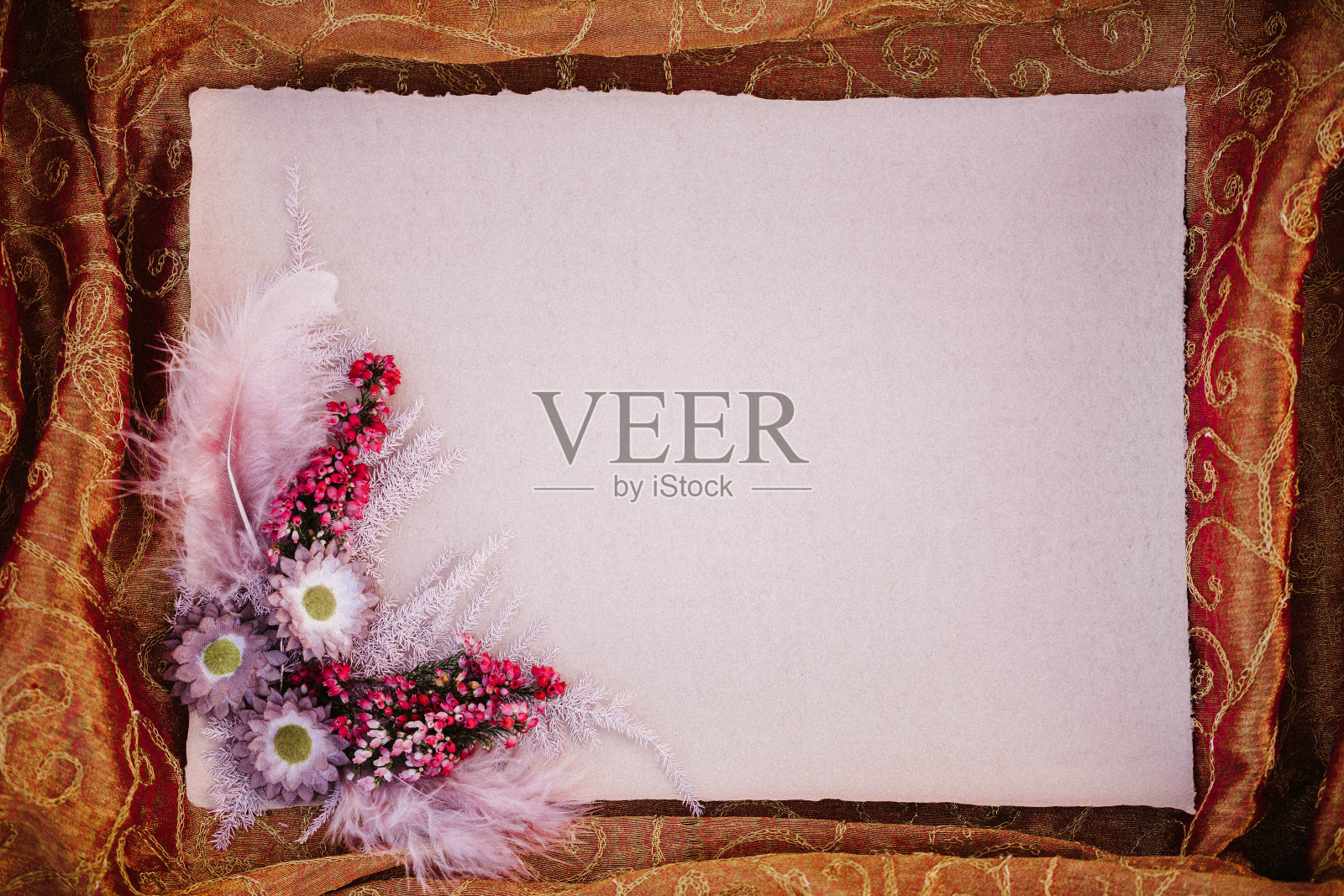 空的粉红色纸空白与干波西米亚花安排与羽毛框金色织物照片摄影图片