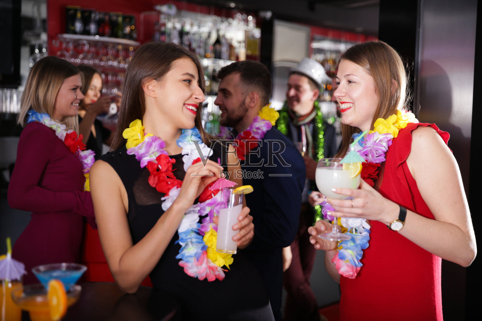 女同事在酒吧参加夏威夷风格的公司派对照片摄影图片