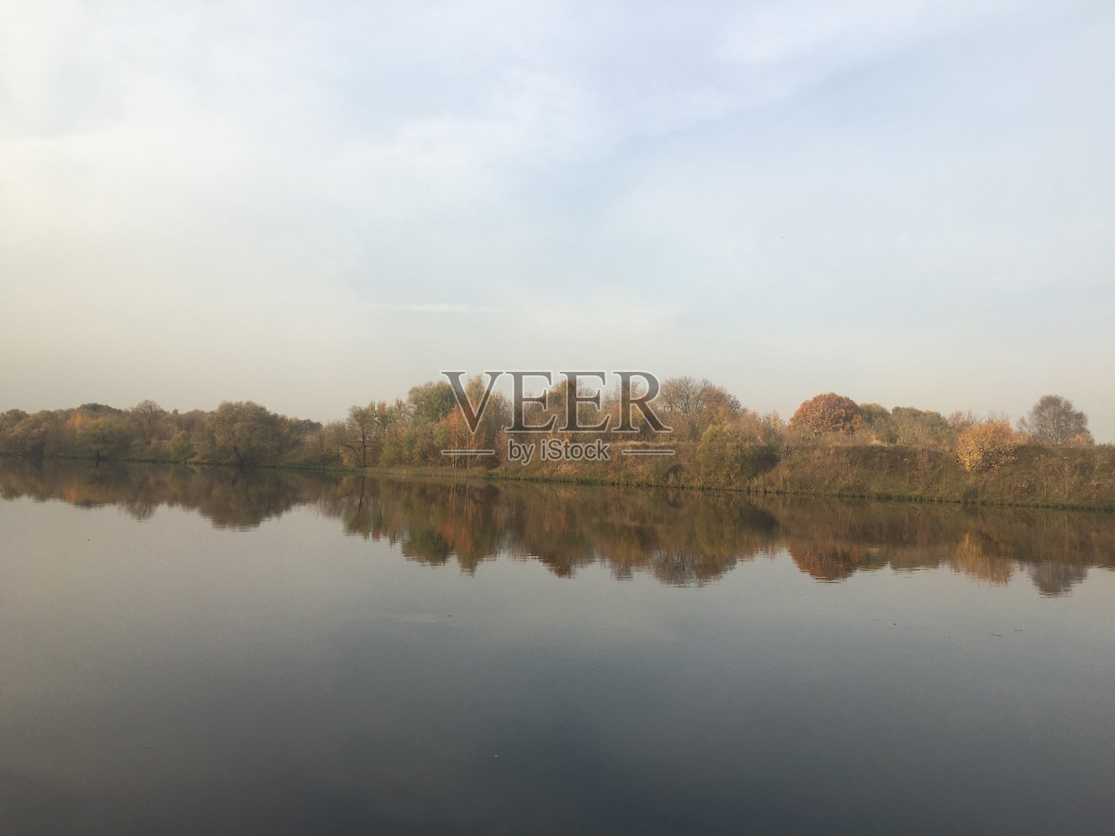 俄罗斯莫斯科菲里约夫斯基公园十月的金秋。照片摄影图片