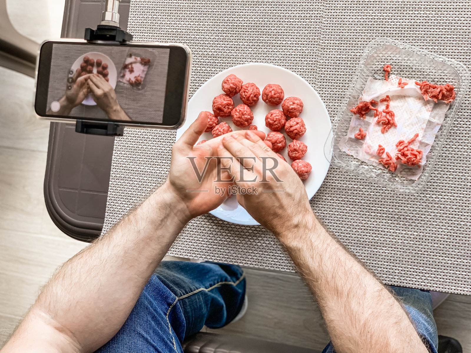 准备肉丸的人用智能手机录制视频照片摄影图片