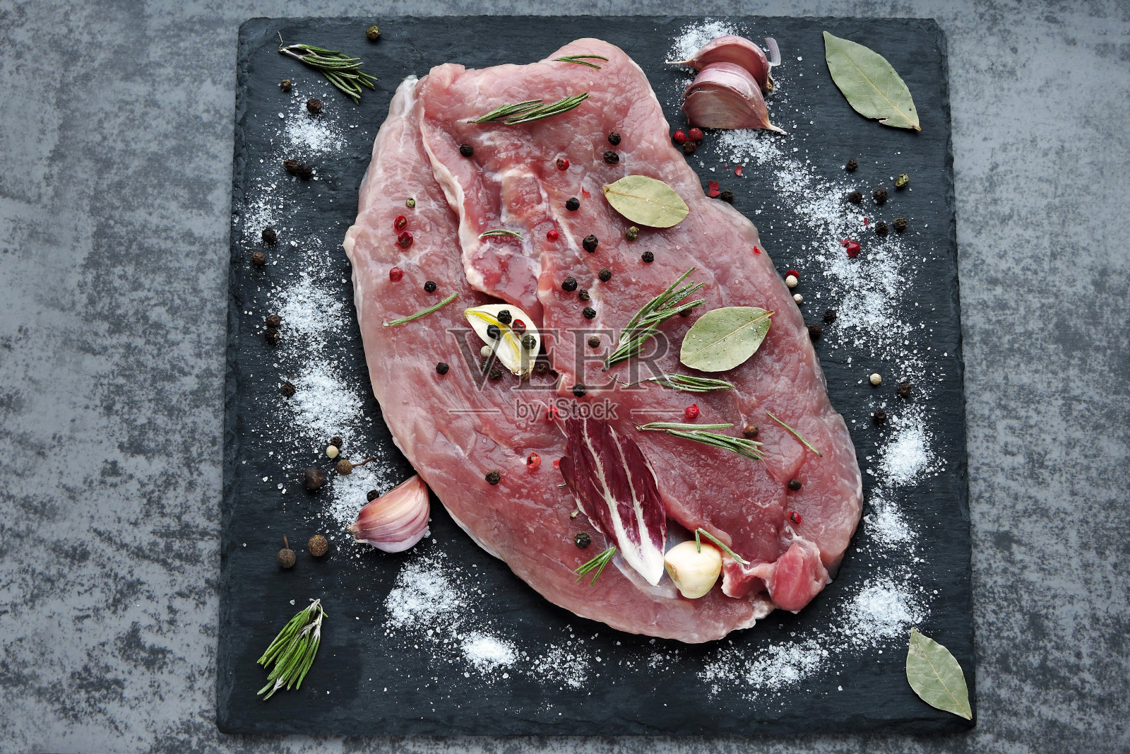 美味的生肉牛排加香料和海盐。照片摄影图片