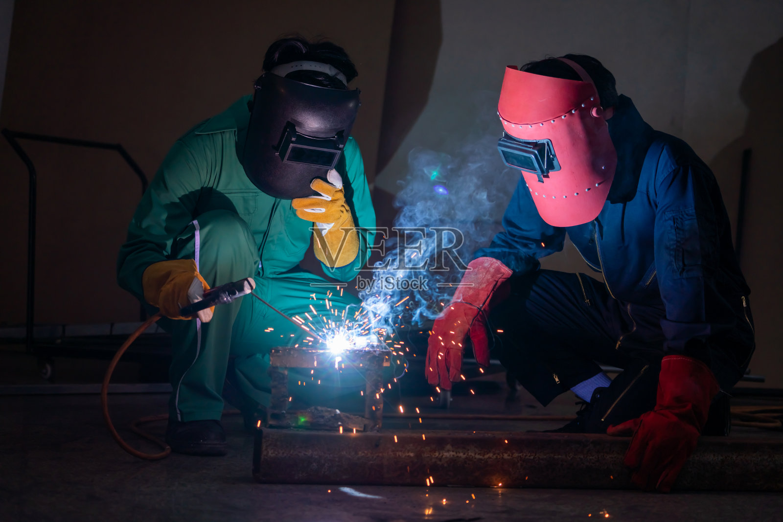 金属焊接钢厂采用电弧焊机照片摄影图片