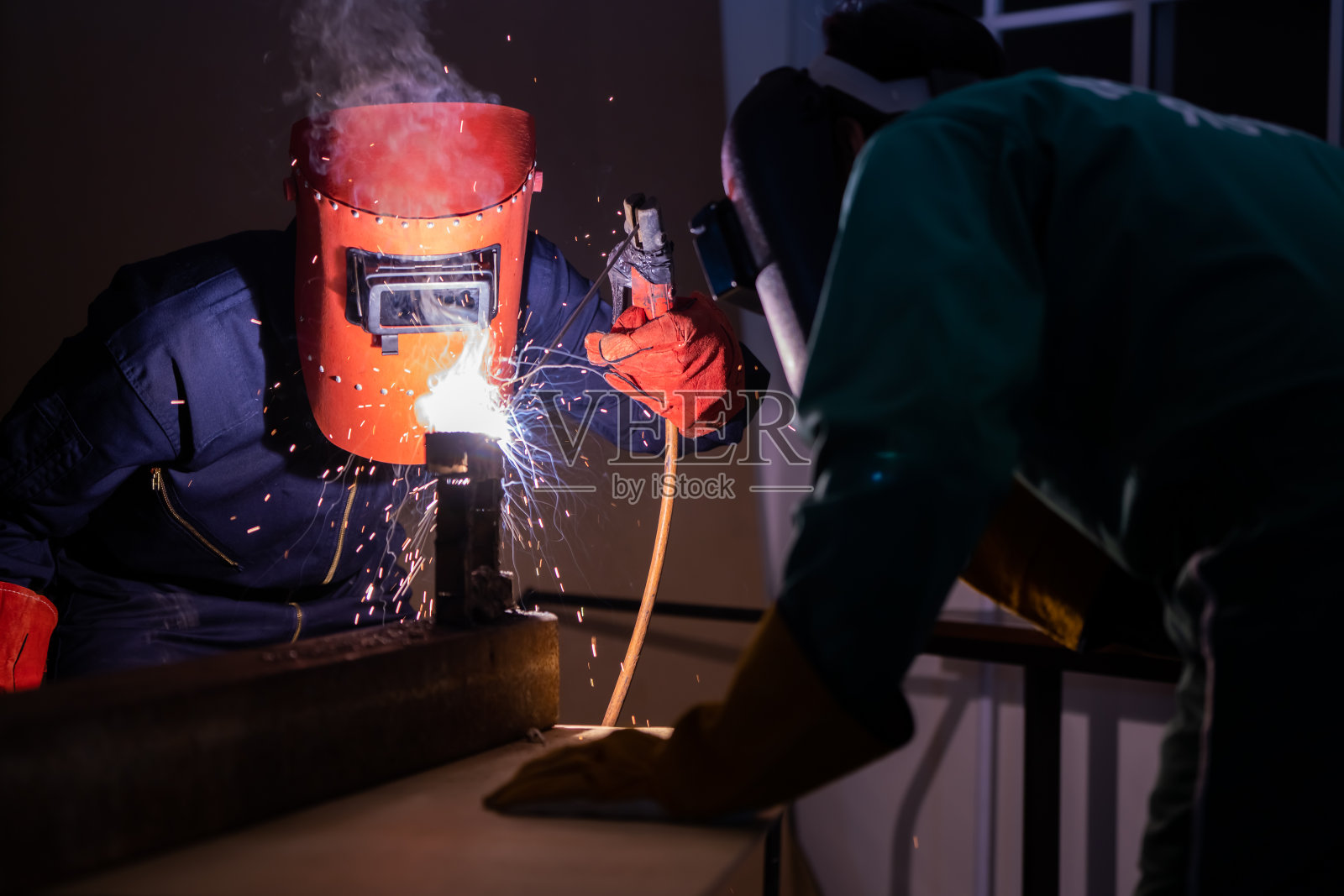 金属焊接钢厂采用电弧焊机照片摄影图片