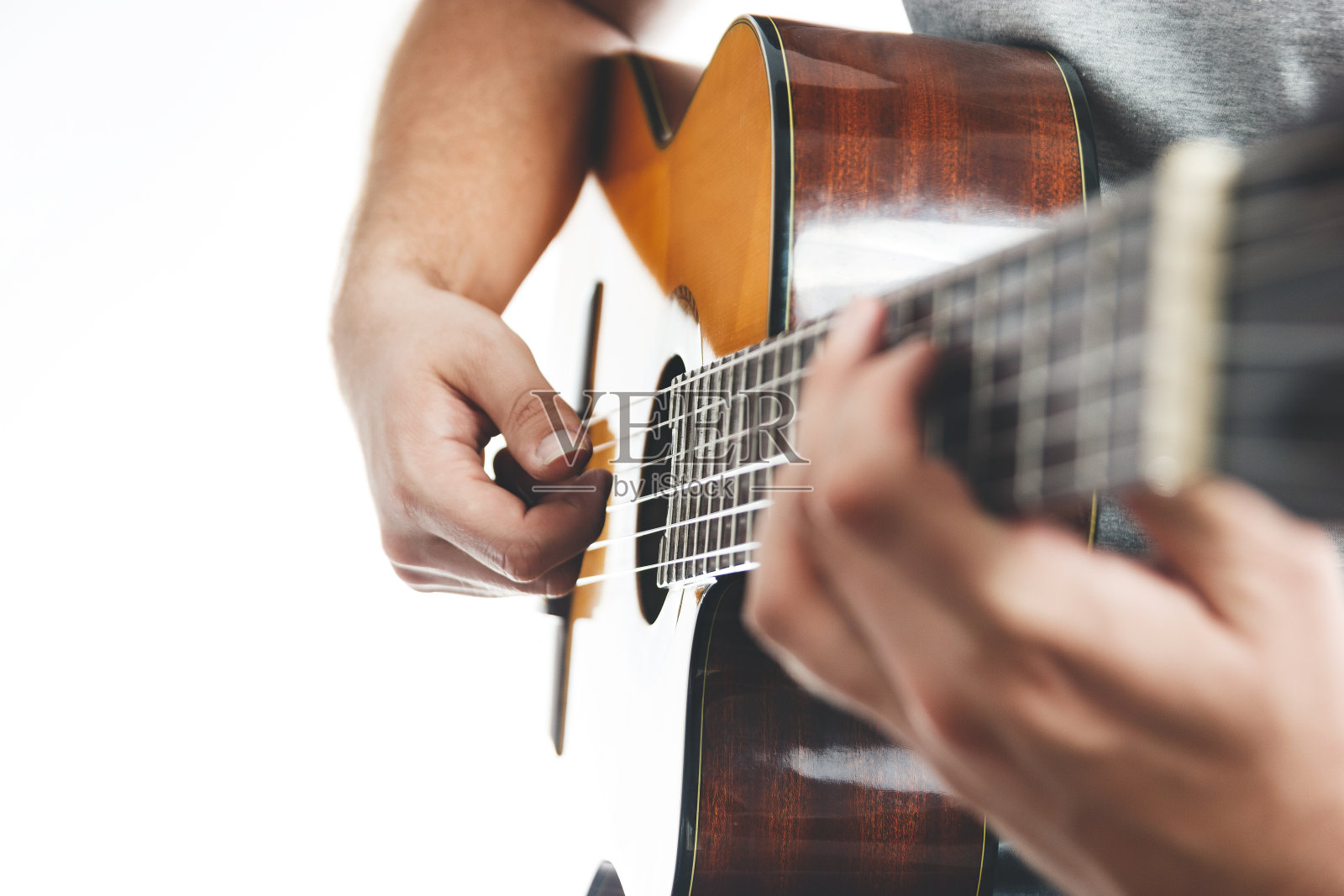 人类的手演奏弗拉门戈吉他的特写。乐器娱乐或爱好激情概念。照片摄影图片