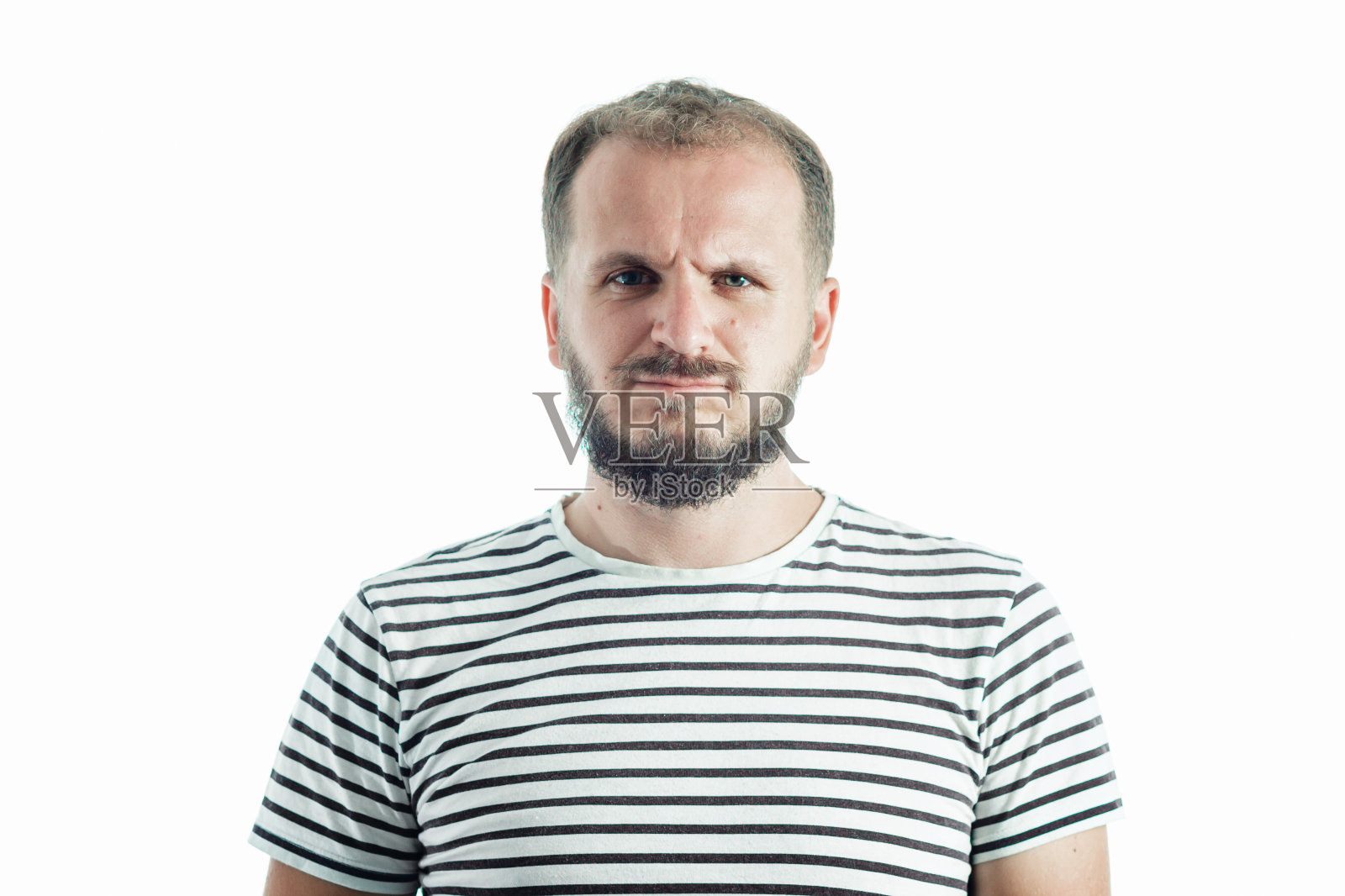 穿着条纹t恤，满脸胡须的成年男子。30至35岁。孤立在白色的。照片摄影图片