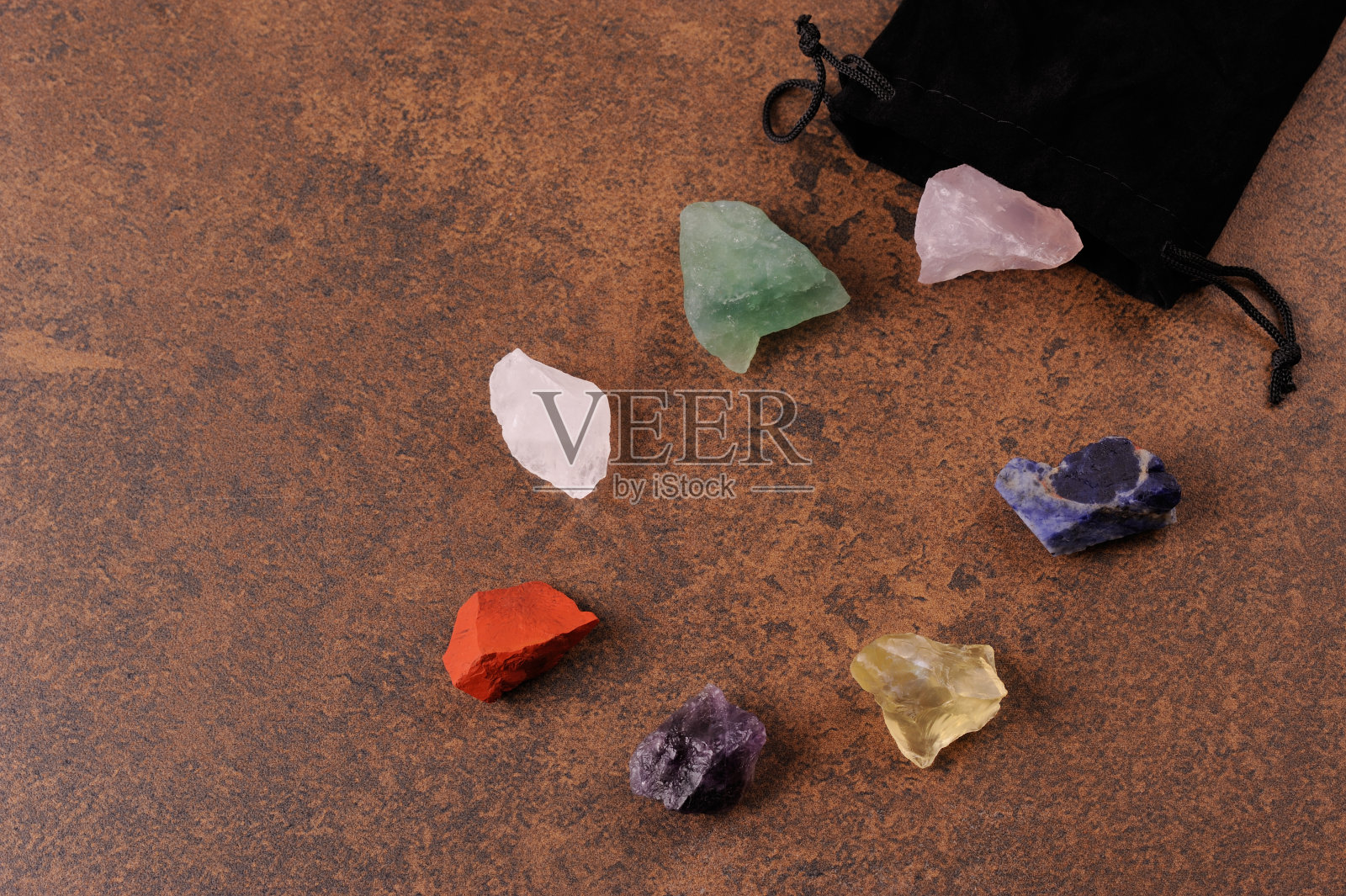 一套七个治疗脉轮矿石水晶治疗。照片摄影图片