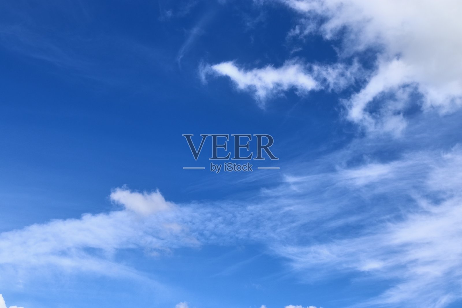 令人惊叹的卷云形成在深蓝色的天空全景照片摄影图片