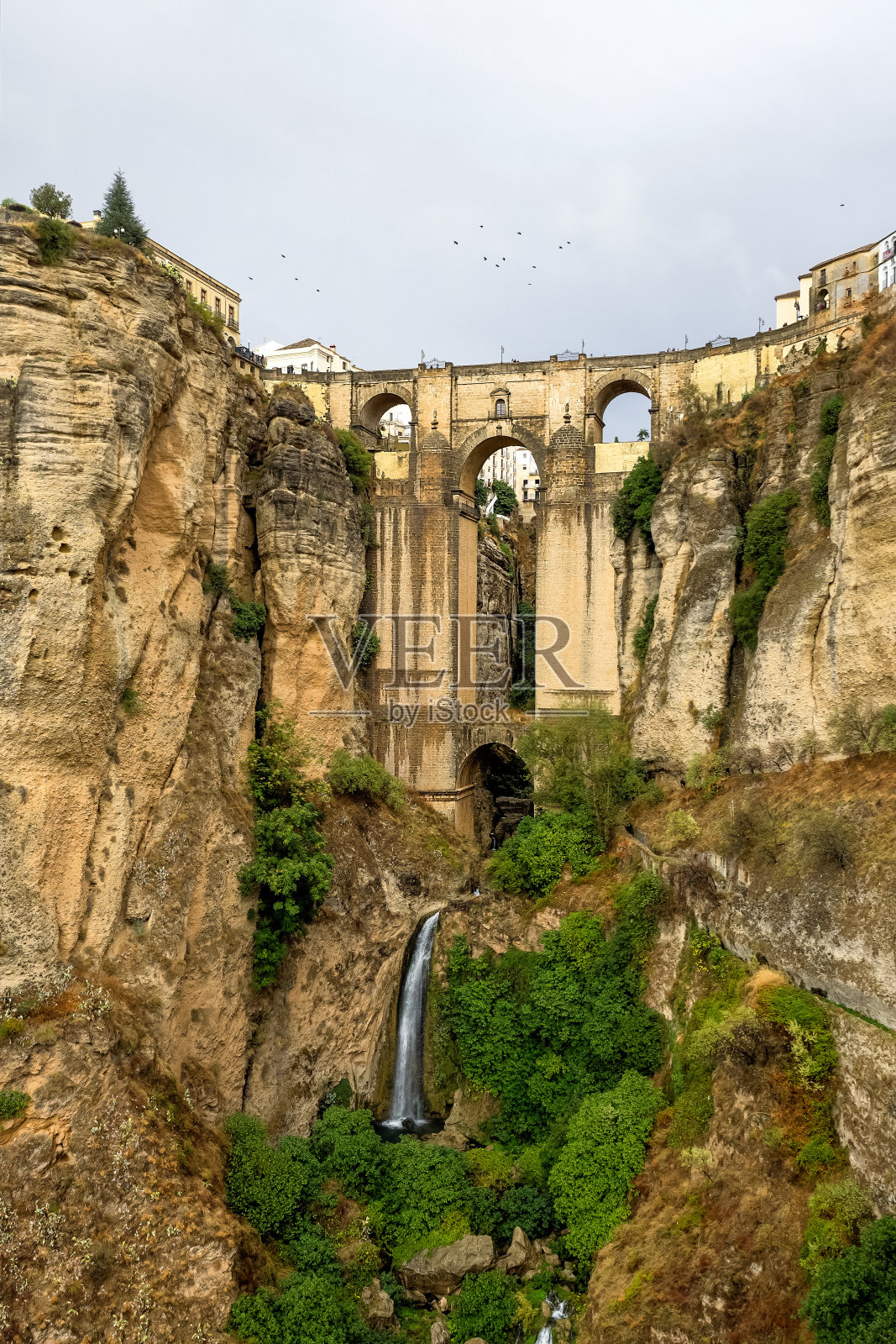 西班牙隆达市的新蓬特跨越了分隔城市的120米深的鸿沟。照片摄影图片