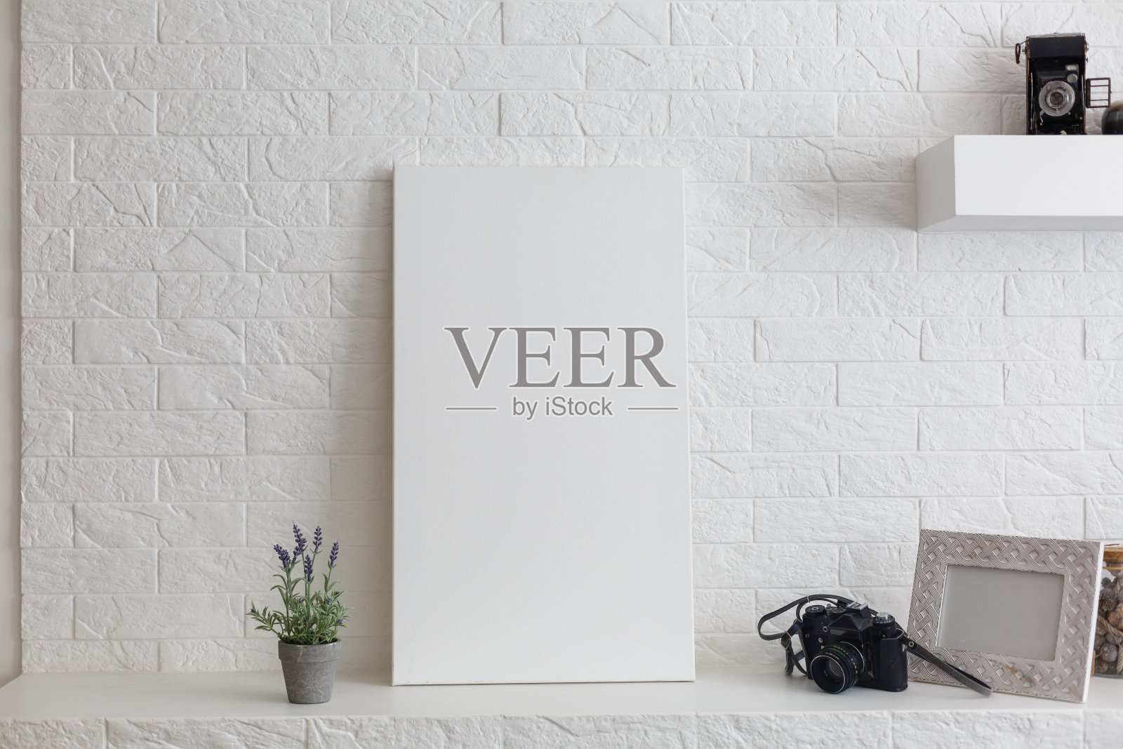 模拟海报与复古潮人阁楼室内背景，3D渲染照片摄影图片