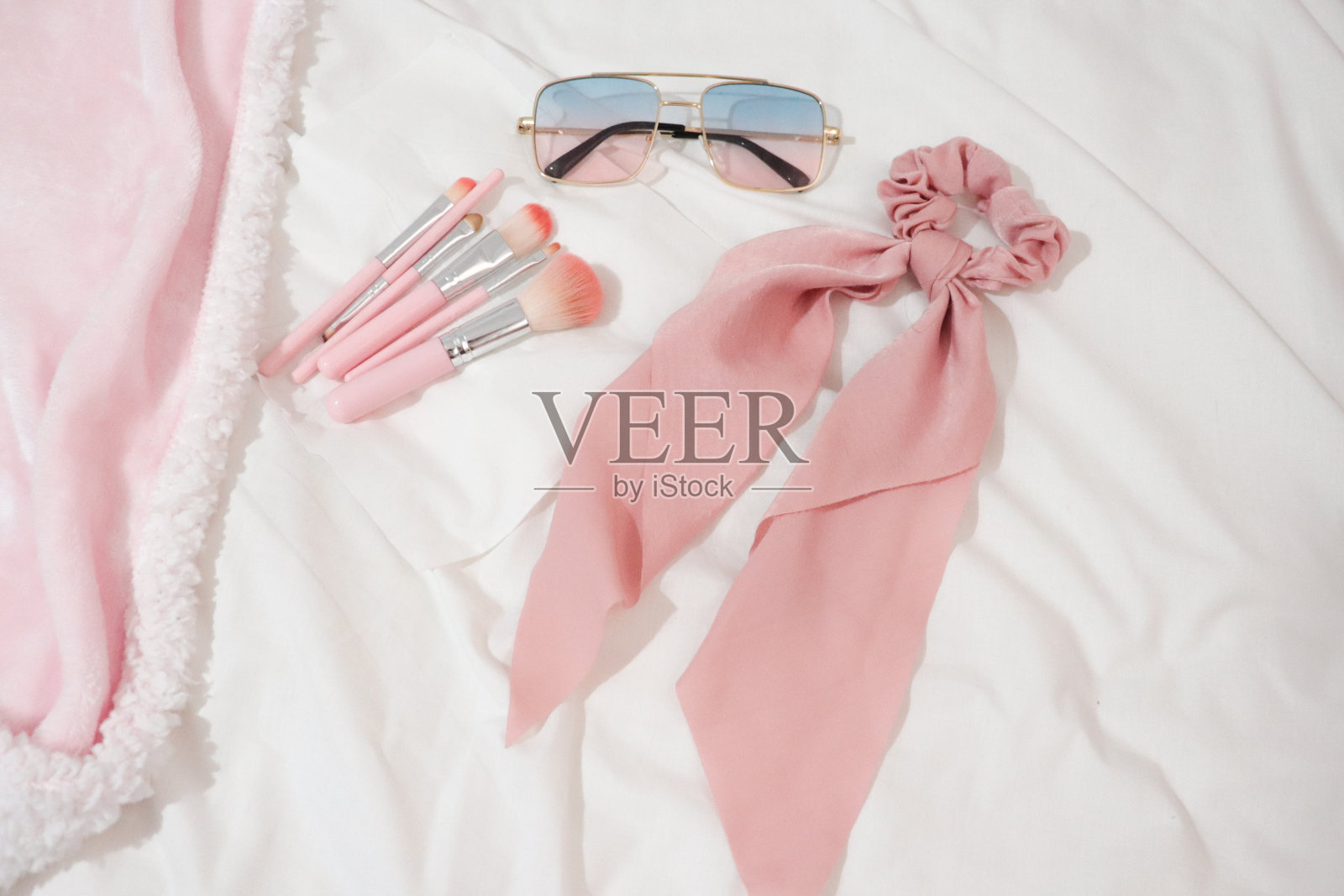 在床上放刷子和化妆用品照片摄影图片