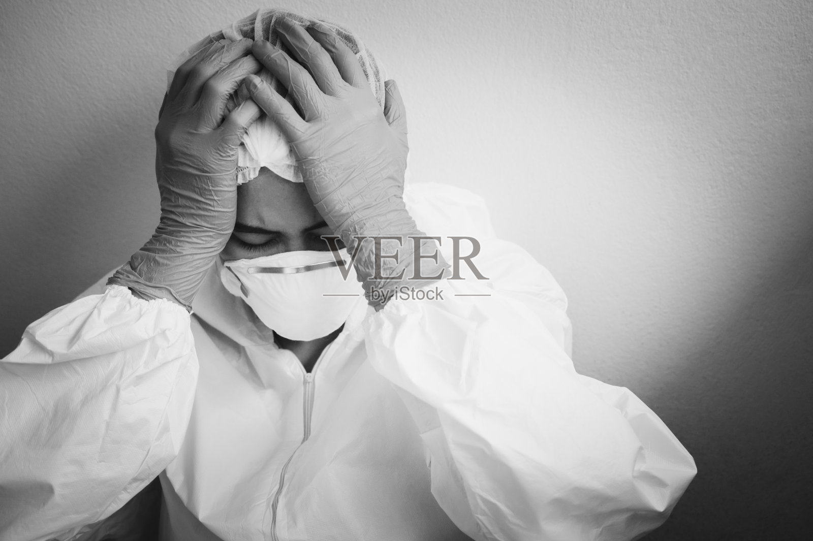 新冠肺炎大流行期间，因工作劳累而长期住院的医护人员的黑白情绪。照片摄影图片