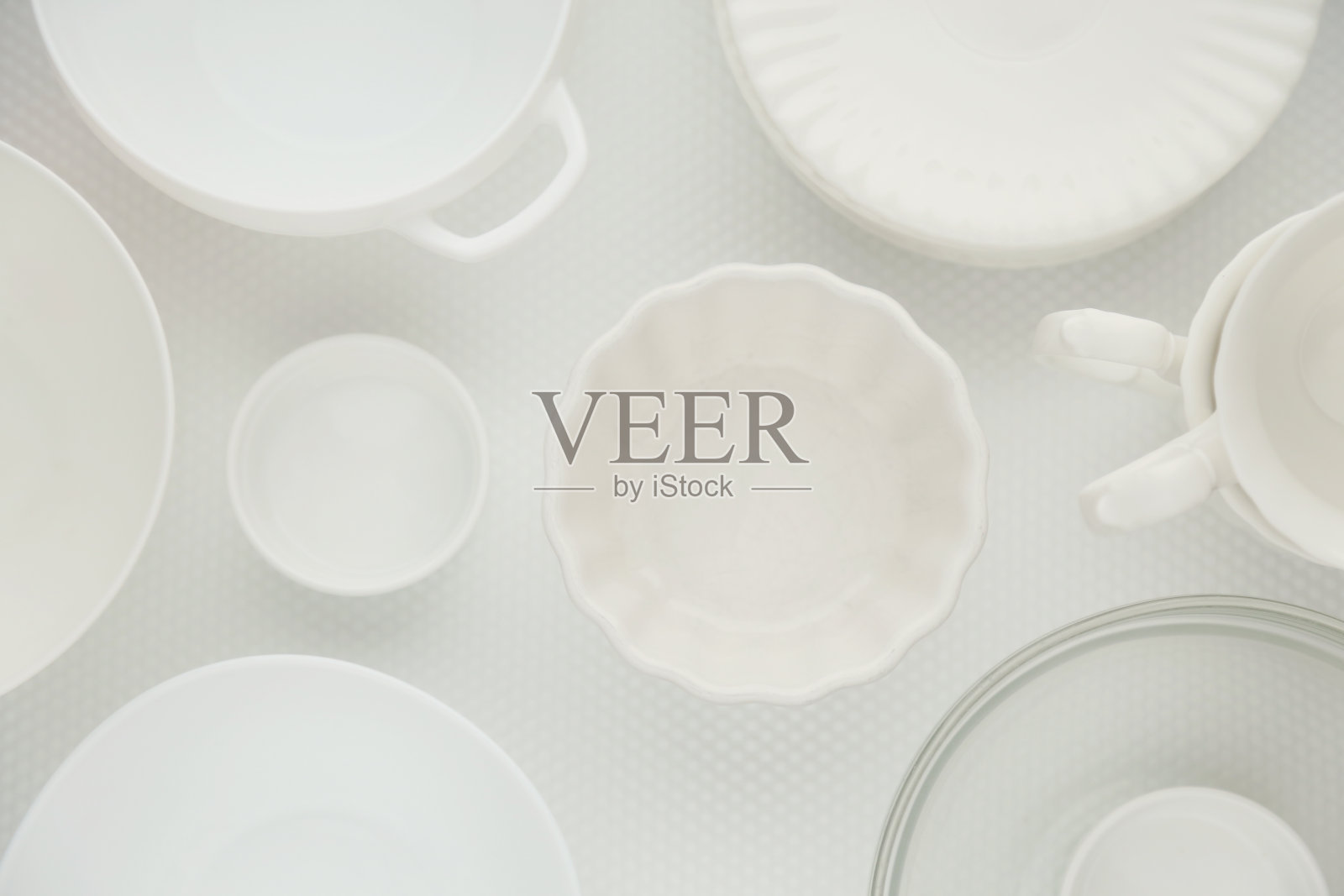 不同大小的白色盘子放在白色架子上的图像照片摄影图片