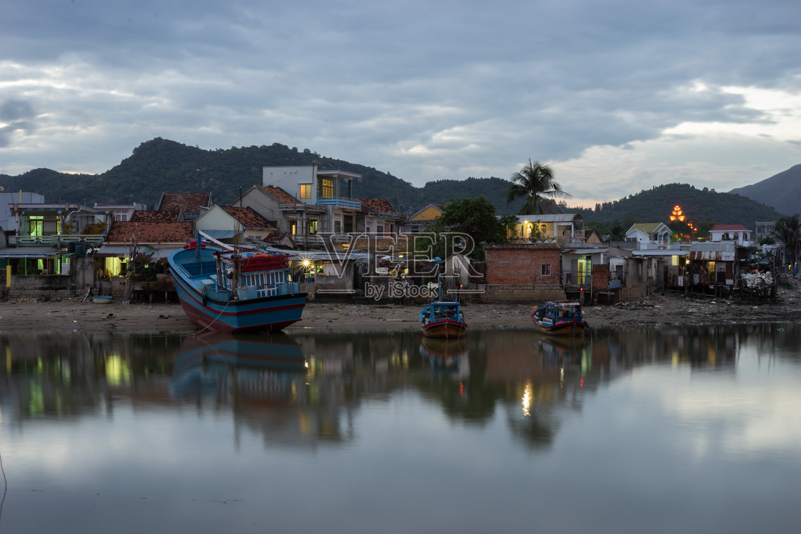 船正钉在蔡河上照片摄影图片