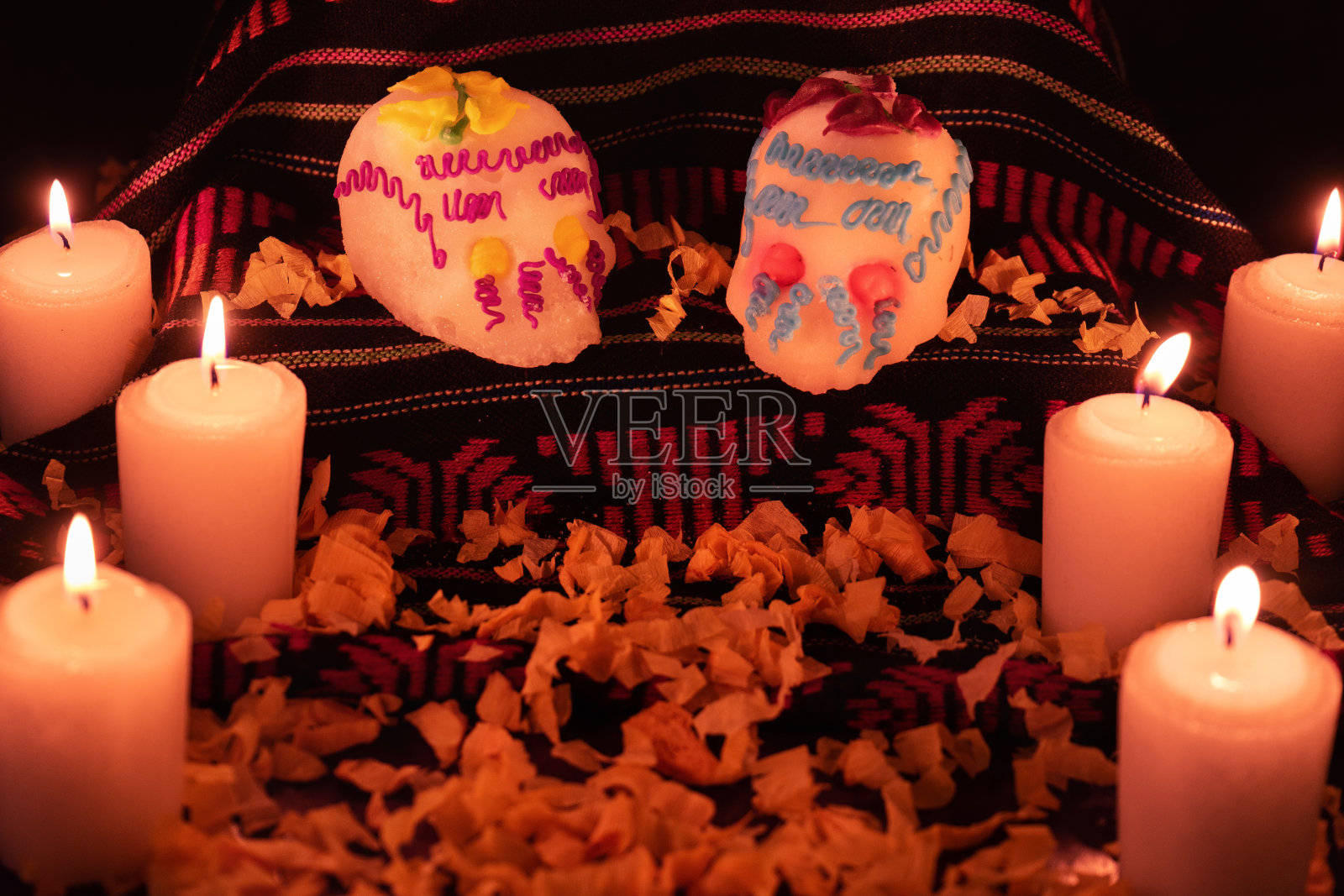 墨西哥死亡圣坛日，面包和糖骷髅在黑暗的背景照片摄影图片