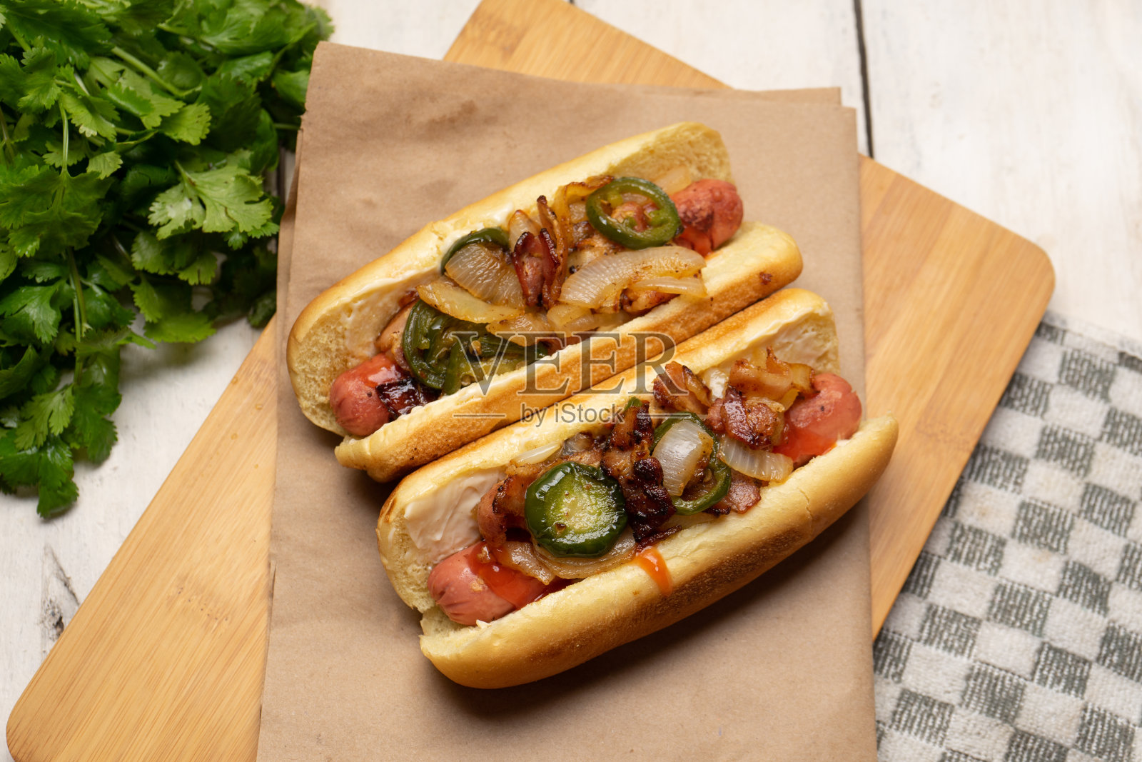 热狗配上墨西哥胡椒，培根和焦糖洋葱照片摄影图片