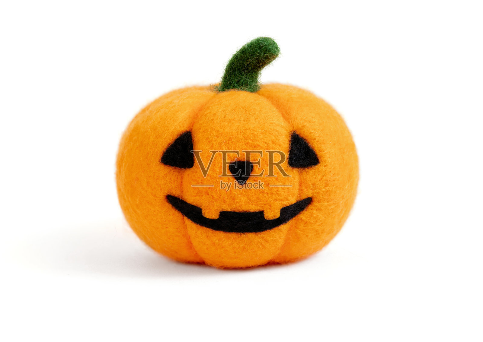 万圣节南瓜孤立在白色的背景。玩具万圣节的南瓜羊毛。照片摄影图片