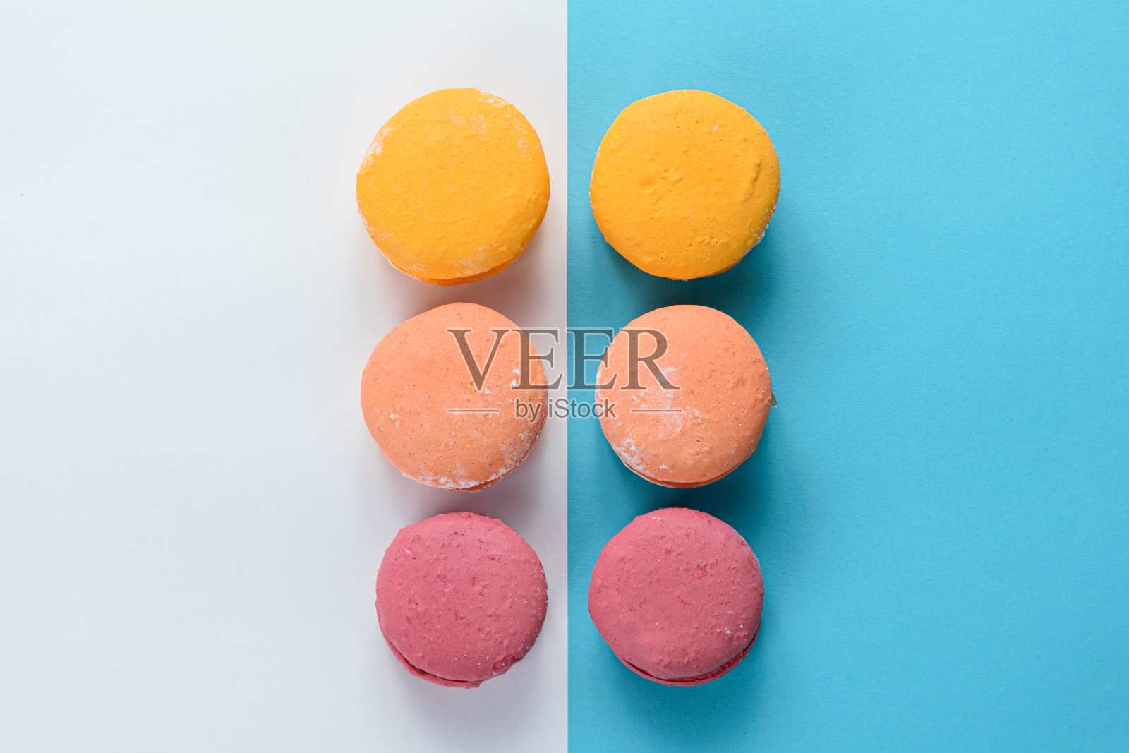 6个蛋白杏仁饼被分成平行线。照片摄影图片