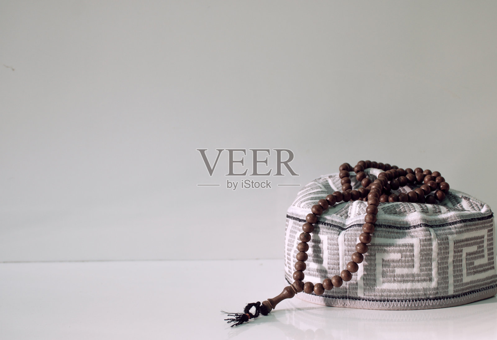 帽子上放念珠照片摄影图片